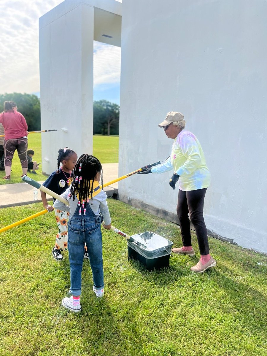 DPDSENPO's tweet photo. Happy Earth Day! Thank you to those that come out to help with It's My Park Day Clean Up! #pleasantGrove #southeastdallas #summerinitiative #onecommunity https://t.co/mWBlmSm6Iw
