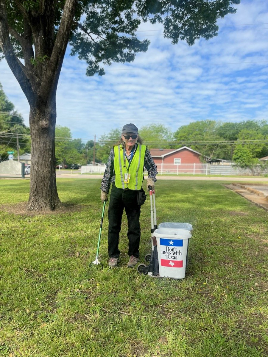 DPDSENPO's tweet photo. Happy Earth Day! Thank you to those that come out to help with It's My Park Day Clean Up! #pleasantGrove #southeastdallas #summerinitiative #onecommunity https://t.co/mWBlmSm6Iw