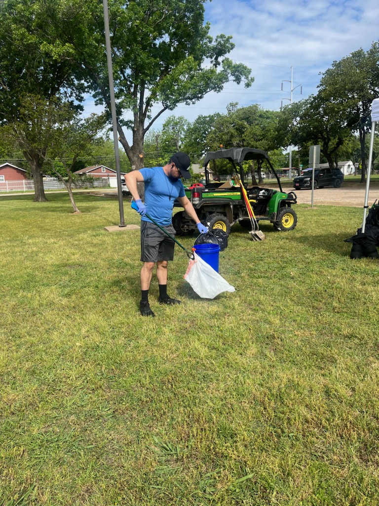 DPDSENPO's tweet photo. Happy Earth Day! Thank you to those that come out to help with It's My Park Day Clean Up! #pleasantGrove #southeastdallas #summerinitiative #onecommunity https://t.co/mWBlmSm6Iw