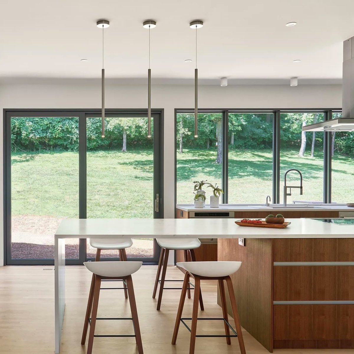 MarcelleGID's tweet image. Cooking up a storm while basking in the beauty of nature 🌿☀️ #dreamkitchens 
 #NashvilleInteriorDesign #springDesign
#KitchenGoals #NaturalLighting  #BackyardViews #BreakfastWithAView   #WindowsToTheWorld #SereneSpaces  #CookingInspo #InteriorDesign  #KitchenInspiration
