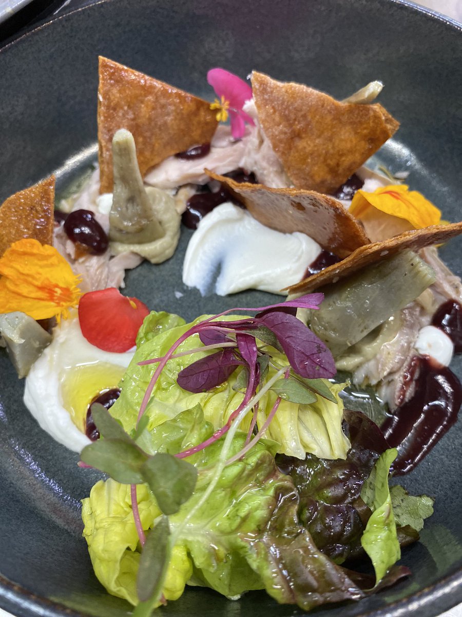 𝕾𝖆𝖓𝖙 𝕵𝖔𝖗𝖉𝖎
🌹📔
𝕃𝕒 𝕗𝕖𝕤𝕥𝕒 𝕕𝕖 𝕝𝕒 𝕡𝕣𝕚𝕞𝕒𝕧𝕖𝕣𝕒
🎋💐🧑‍🌾👩🏻‍🍳

Avui ens ha crescut una por nova
al jardí de casa. És una por
petita, una tija incipient.
 
Amb tot, una flor apunta.
 
Demà dispararà.
✍🏼 Laura López

Bona diada i que la primavera us faci bon profit