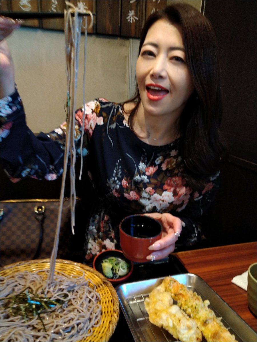 昨日は名古屋フェニックス個撮、オフ会にご参加下さった皆様ありがとうございました♡
昼はファンと公園ポートレイト撮影後、蕎麦.ちくわ天.とり天（この２つは名古屋名物だよね⭐︎）をいただきました〜♪
ざる蕎麦と揚げたて天麩羅、大好き^_^

本日、名古屋昼食会イベントにご予約の皆様、後程ねー https://t.co/LzjlkgeNxe