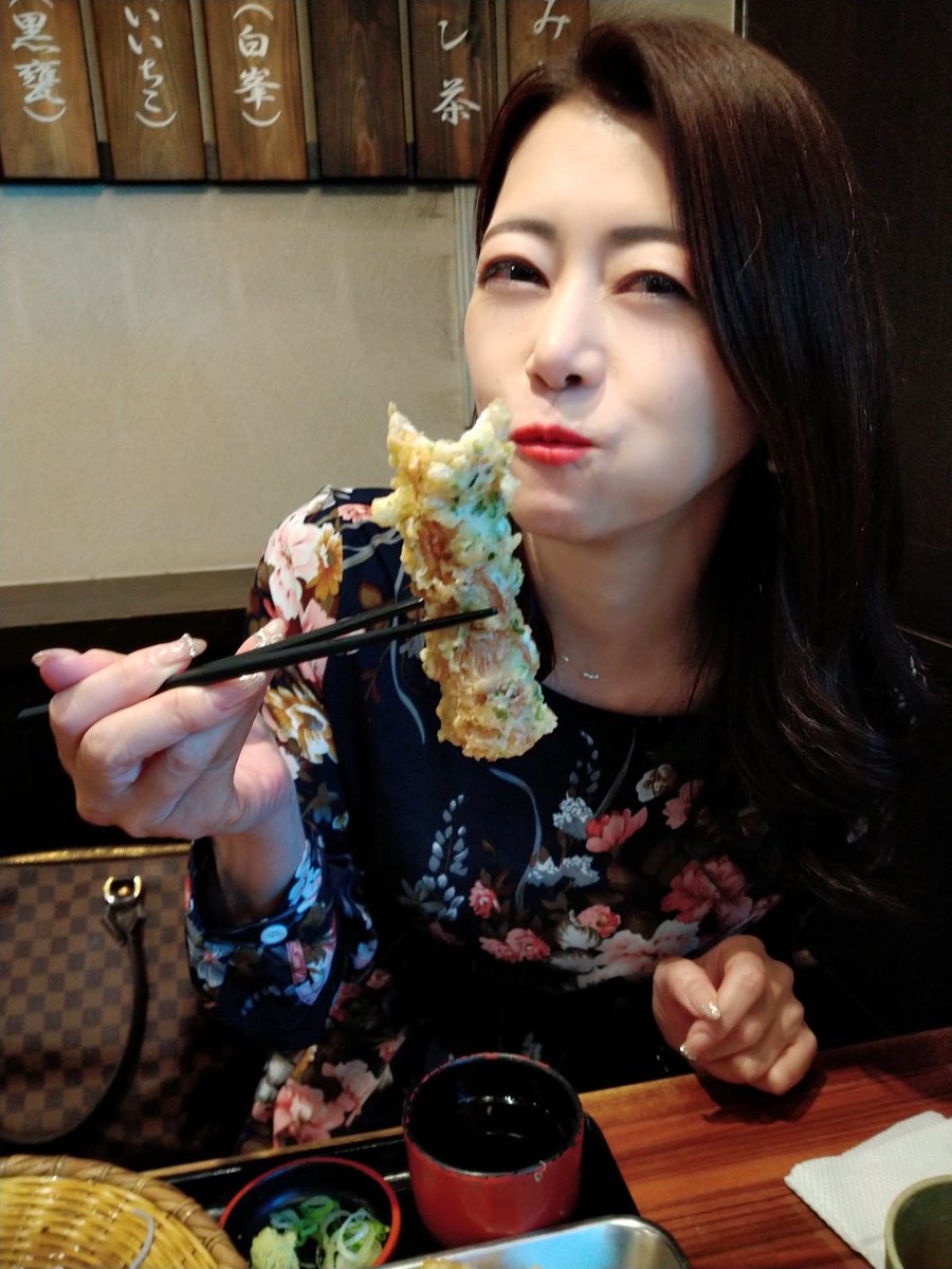 昨日は名古屋フェニックス個撮、オフ会にご参加下さった皆様ありがとうございました♡
昼はファンと公園ポートレイト撮影後、蕎麦.ちくわ天.とり天（この２つは名古屋名物だよね⭐︎）をいただきました〜♪
ざる蕎麦と揚げたて天麩羅、大好き^_^

本日、名古屋昼食会イベントにご予約の皆様、後程ねー https://t.co/LzjlkgeNxe