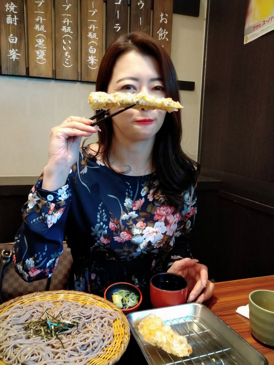昨日は名古屋フェニックス個撮、オフ会にご参加下さった皆様ありがとうございました♡
昼はファンと公園ポートレイト撮影後、蕎麦.ちくわ天.とり天（この２つは名古屋名物だよね⭐︎）をいただきました〜♪
ざる蕎麦と揚げたて天麩羅、大好き^_^

本日、名古屋昼食会イベントにご予約の皆様、後程ねー https://t.co/LzjlkgeNxe