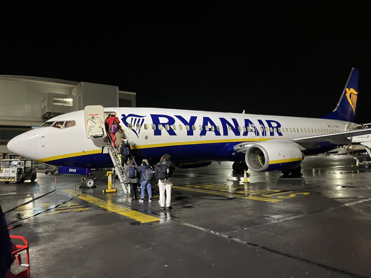 NewcastleFlyer's tweet photo. Good evening from onboard Ryanair flight #FR21 from here in Newcastle over to Dublin tonight. Tonight’s aircraft is 17.4 year old EI-DHX, one of Ryanair’s oldest 737-800s. https://t.co/nLAvg5dclS
