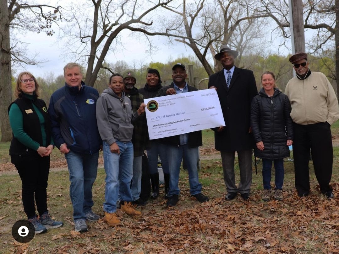 marcus4polytics's tweet image. Thank you @GovWhitmer and the  @MichiganDNR for awarding the City of Benton Harbor $958,000 for Phase I to renovate Hall Park. Team work makes the dream work. #SparkGrant #ParksMatter