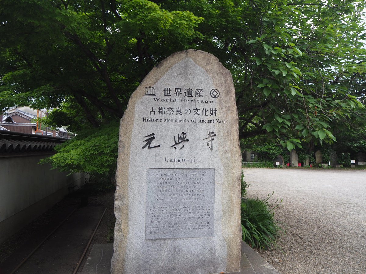 beardead6's tweet photo. 奈良研修にて

最古の瓦見学
瓦葺きの種類も2種類に分けられており
色が違うのは昔の釜戸で焼いてたので熱に違いがあり、色むらがあるとのこと

昔の首里城も本当は赤瓦だが、このような色むらがあったんだろうな https://t.co/V5mmvEEaTB