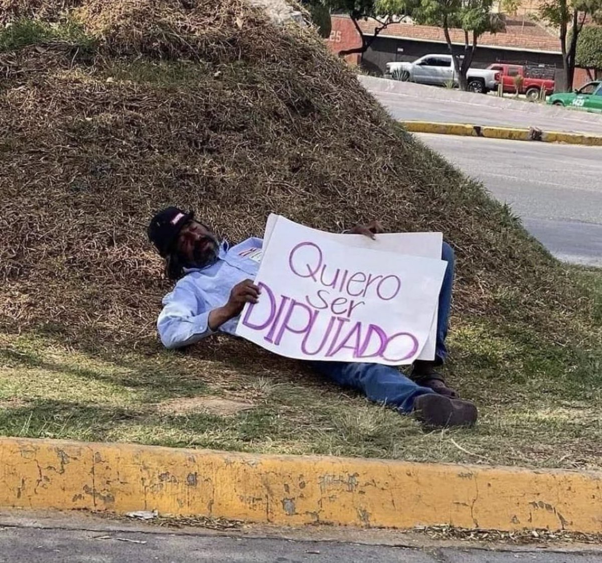 RicardoBSalinas's tweet photo. 😂😂😂 cumple con los requisitos… aunque quizá le haga falta ser corrupto 🤷🏻‍♂️. https://t.co/dDOLsNeJAM