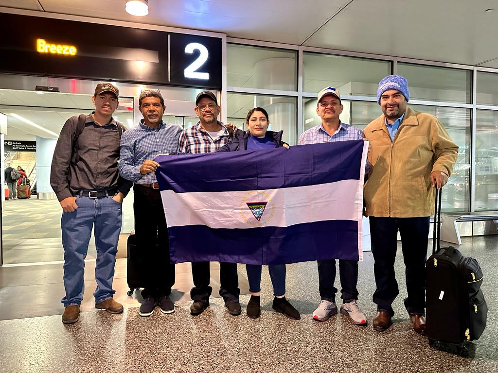 KeniaGGAB's tweet photo. Un reencuentro tan bonito después de tanto tiempo y tanto sufrimiento que mis hermanos han pasado, un segundo encarcelamiento, ésta vez 19 meses de prisión siendo inocentes, luego destierro y exilio. Siempre Unidos y continuaremos en la lucha por la libertad de nuestro Nicaragua https://t.co/GnEpQRoDqA