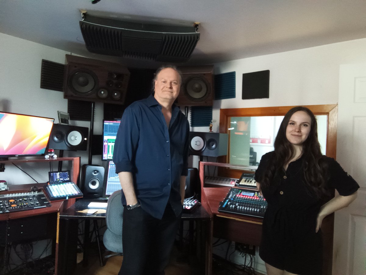 zenpoolzone's tweet photo. #Piano day at @zenpoolzone Recording students of #PianoSchool #deuxcrochesnoire as well as some musics from their teacher Marie St-Onge.
Always cool to teach basics studio recording attitude to young musicians.
#musicproduction #studiorecording #musicschool #zenpoolzone #jmpayeur https://t.co/BRVpXSWrwq