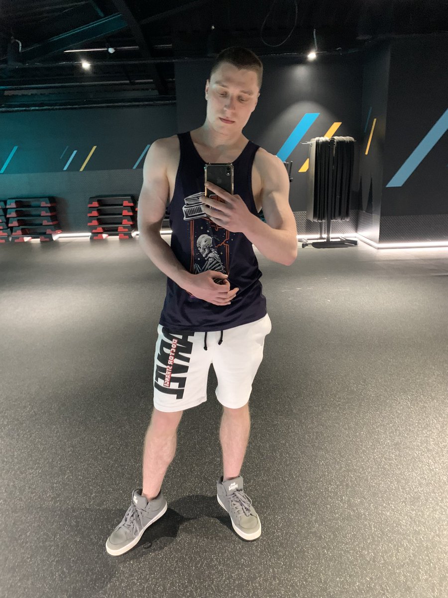 Marsal_OnlyFans's tweet photo. Today's training really wore me out 😫 Will someone help me recover? 🥺 #marsal #gym #gay #muslce #body #athletic #polishboy #handsome #lgbt #onlyfans #sexy #biceps #triceps #follow #foryou #fit #workout https://t.co/MXZXqQWpyx