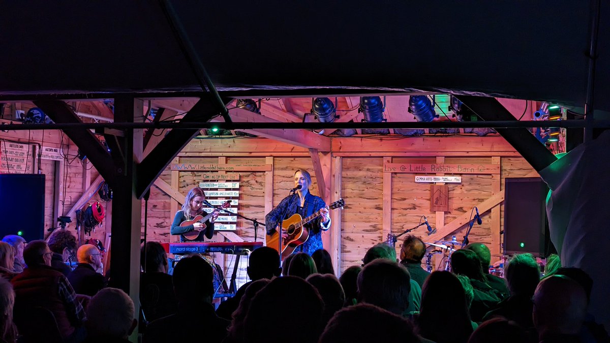 What a truly enchanting evening in the depths of the Essex countryside: <a href="/gemma_hayes/">Gemma Hayes</a> playing at <a href="/LiveAtLRB/">Little Rabbit Barn</a>

Every bit as special as the first shows I saw 18 years ago in venues around London.

Amazing new creations alongside 4:35am and Ran For Miles. Stunning, thank you Gemma! 💚