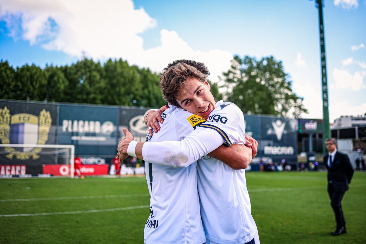FCF1931_Oficial's tweet photo. Tanto de nós num abraço 💙

⚪🔵 #PeloNossoSímbolo #amordeperdicao #LigaPortugalBwin #FCFCSM #DiadoVilaNova https://t.co/jBhdwdo4N5