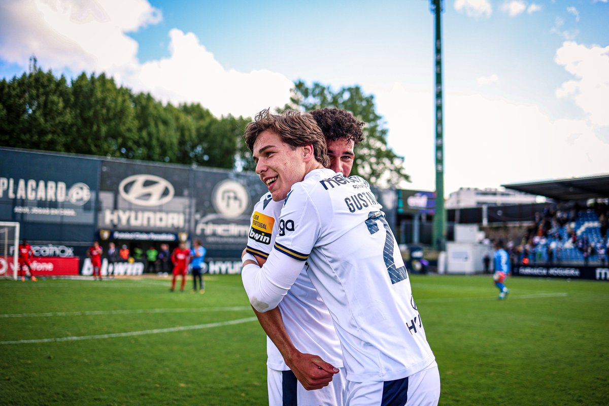 FCF1931_Oficial's tweet photo. Tanto de nós num abraço 💙

⚪🔵 #PeloNossoSímbolo #amordeperdicao #LigaPortugalBwin #FCFCSM #DiadoVilaNova https://t.co/jBhdwdo4N5
