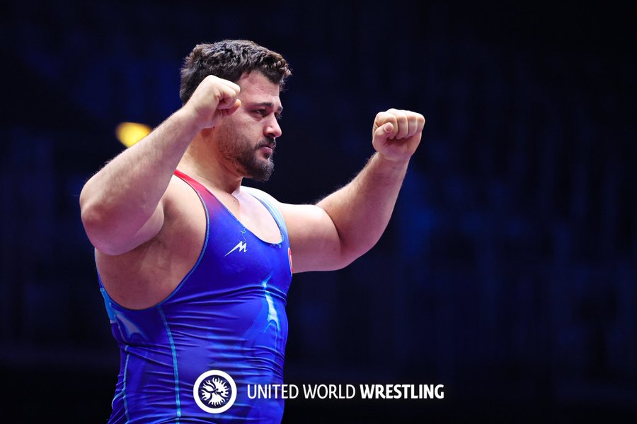 Rıza Kayaalp is European Champion for the 12th time!👑 Kayaalp defeated his Azerbaijani rival Sabah Saleh Shariati in the Greco-Roman 130kg to win European gold once again!🥇🇹🇷 Congratulations @riza_kayaalp!👏 @TRguresFed