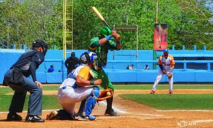 BeatonNunez's tweet photo. Igualada a dos triunfos serie particular entre Pinar del Río y Sancti Spíritus en la #62SNB
Estadio: José Antonio Huelga.
SSP -0 - 3 - 1
PRI - 2 - 7 - 2
Este domingo a partir de las 2 de la tarde 5to enfrentamiento de la subserie, nuestros #GallosEspirituanos #VanConTodo https://t.co/TQqQixPG0G