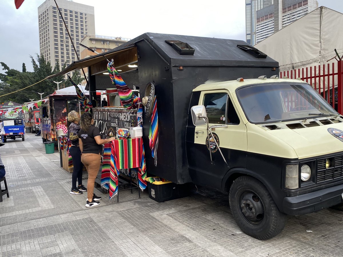 Food truck en la Av. México, frente al Mercado de Bellas Artes 😍 Te esperamos🚚🚋🥯🍕🍔🥙🍹 #22Abril #caracas #venezuela #FelizSabado