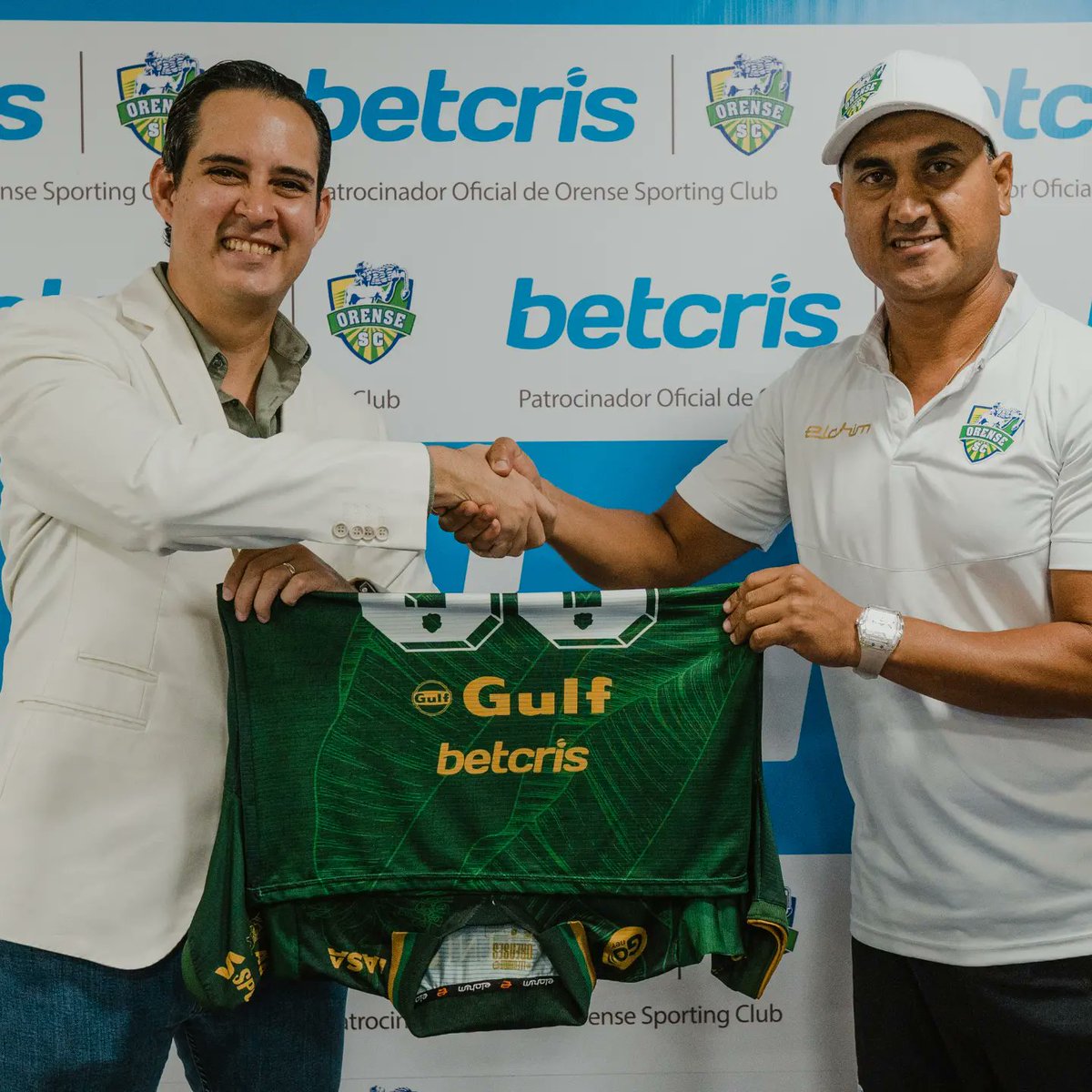 betcrisecuador's tweet photo. 🤩 Estamos encantados de anunciar que Betcris reafirma su compromiso con @Orense_SC

Nos emociona apoyar un equipo talentoso en búsqueda de la victoria. 

¡Vamos Orense! 

Betcris, patrocinador oficial del Orense Sporting Club. 💙 https://t.co/St0ddS2iyd