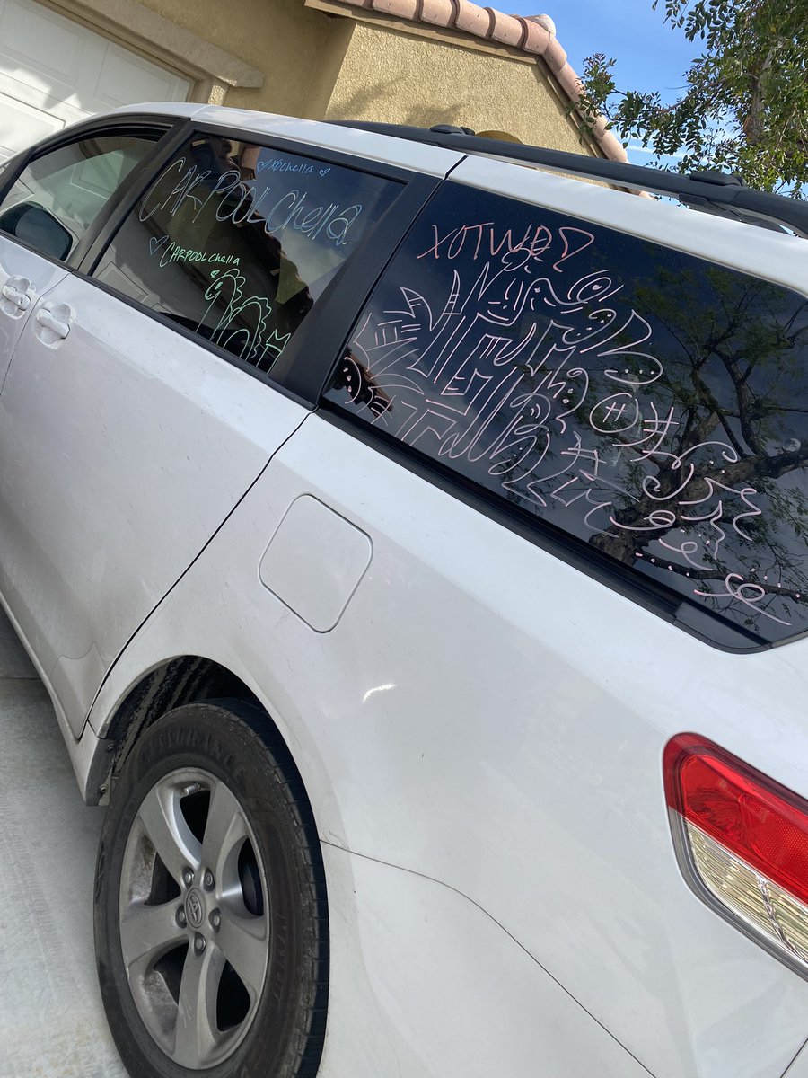 kimbobeslicin's tweet photo. #carpoolchella @coachella https://t.co/VUX7raIk0m