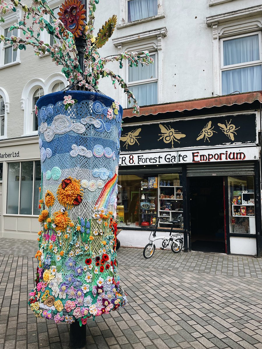 KulbinderM's tweet photo. Happy Earth Day! 
🌍☀️🌸🐝🌳🦢🏞️🌈
I love the community spirit behind the crochet decoration depicting the colours and beauty of earth in wool, made by talented locals in Forest Gate. 
#EarthDay #EarthDayEveryDay #BetterNewham https://t.co/xU4AJfWWWC