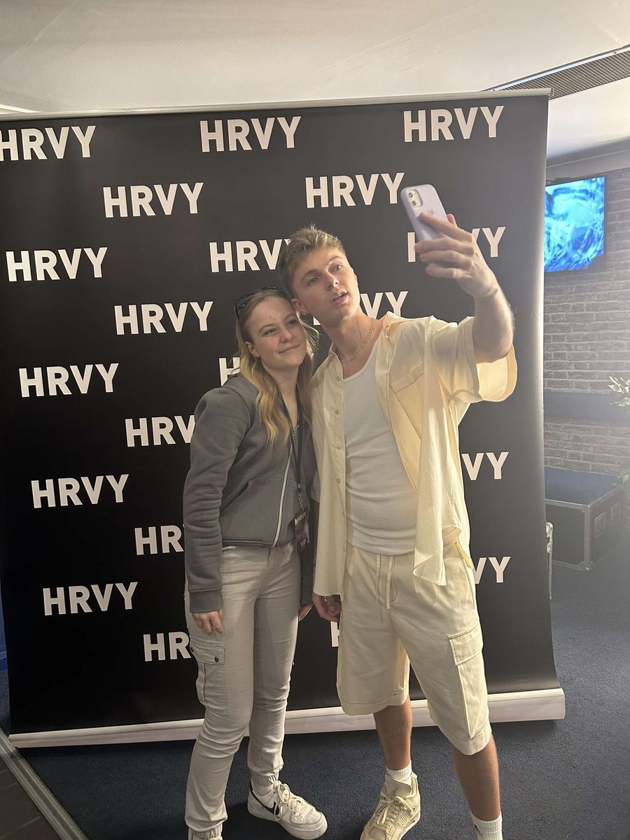 ox_chloe_c_xo's tweet photo. It was so amazing to see you again 🥹 @HRVY https://t.co/DEn2nwwkFL