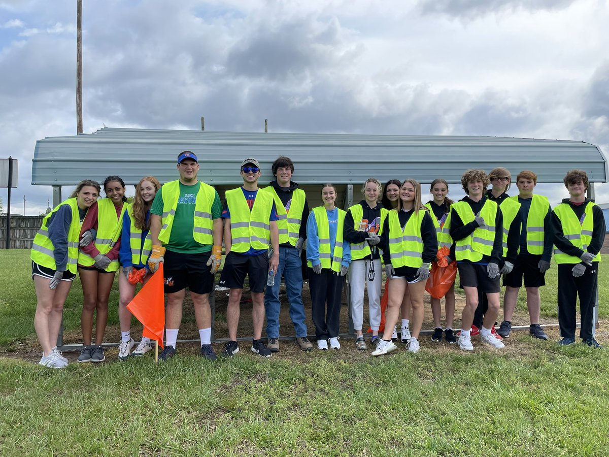 SWHS_Tennis's tweet photo. ๐ Day & the SW๐พ crew cleaned up on the roads then cleaned up on the courts today. Boys won 6-0 & Girls won 5-2. Then we went over & cheered SWโพ๏ธ on a 2-1 victory.
Go Warriors!
#operationbeautification
#operationfearthespear
#somersetpulaskichamber
#pulaskicountysolidwatse https://t.co/A8VfwBnxMO