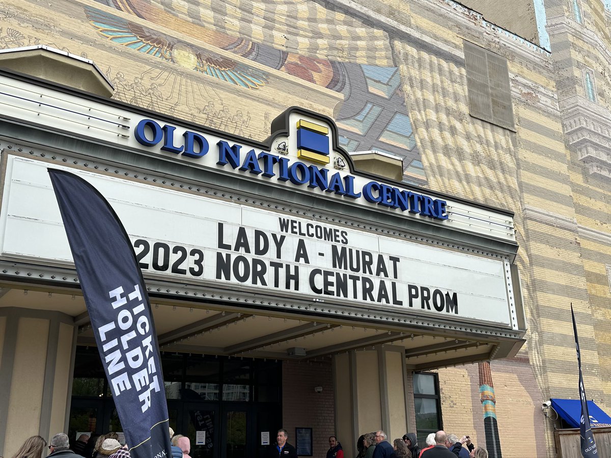 LAntebellumFan's tweet photo. @ladya concert tonight super excited https://t.co/TWf8YDO7vN