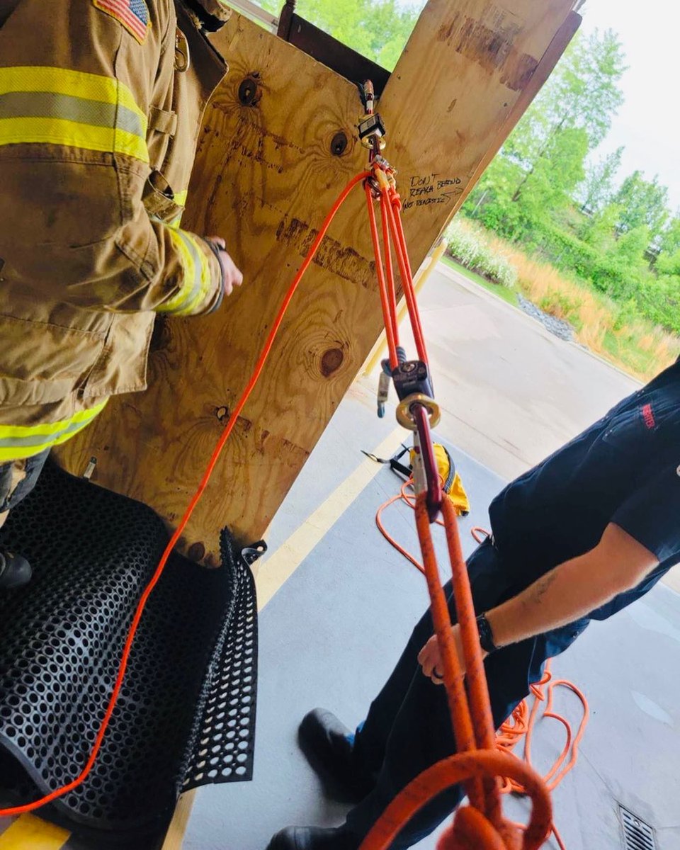 IlowiteJason's tweet photo. Ran some testing on a 7 dollar goodwill chair today to figure out suitability as a bailout anchor. Pull tested to over 300lbf, then shock loaded by bailing on it. Generated 466lbf with no change to integrity. Also loaded cyclically with multiple bailouts and no change. https://t.co/OH1EcbmKGz