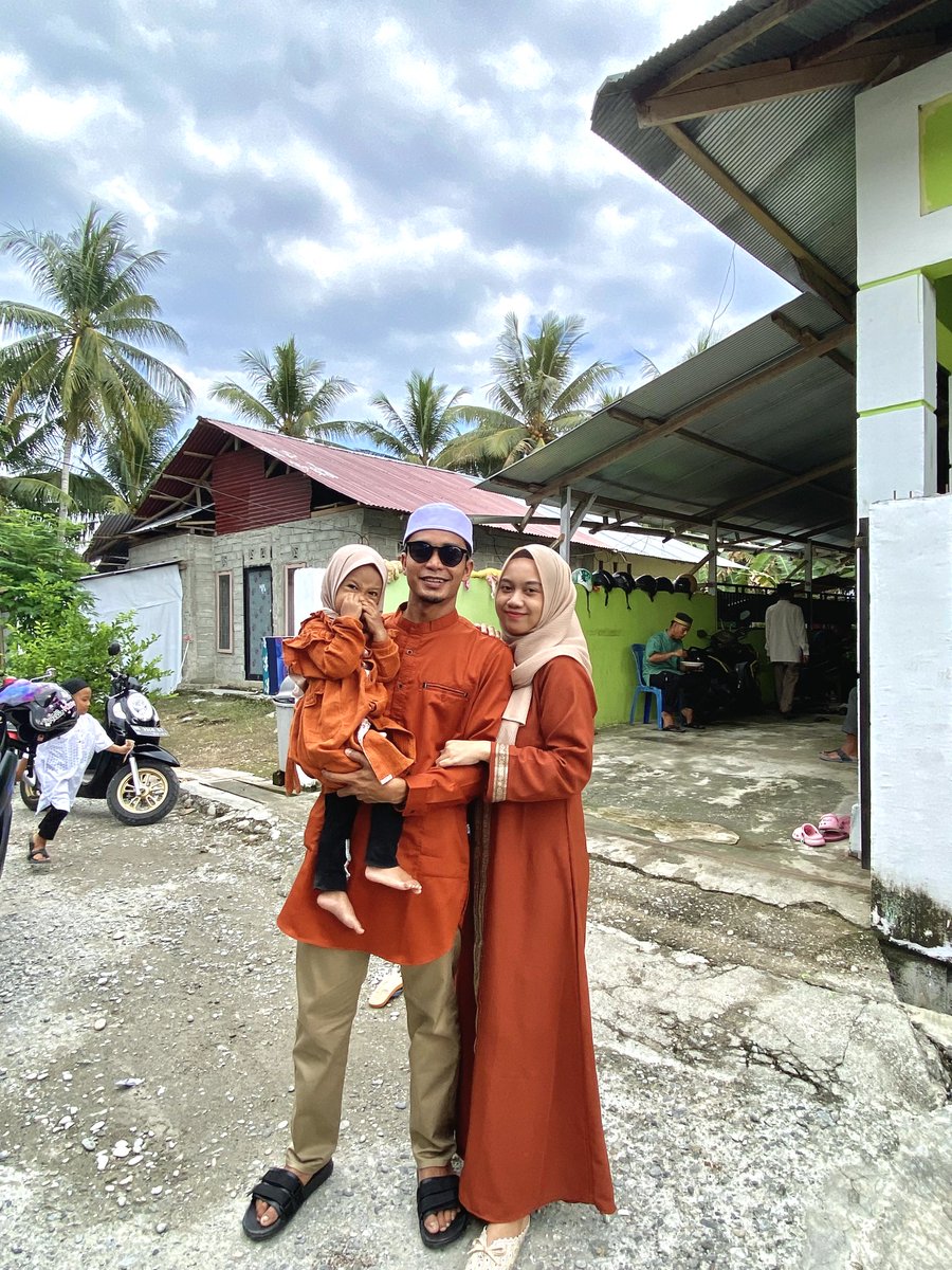 AdamRKGP's tweet photo. Dengan segala kerendahan dan keikhlasan hati izinkan kami sekeluarga mengucapkan:

Selamat Hari Raya Idul Fitri
1 Syawal 1444 Hijriah 

Taqobbalallahu Minna Waminkum 
Mohon maaf lahir dan bathin semuanya.
Adam dan keluarga 🙏❤️😇 https://t.co/zPQ8MBtGFX