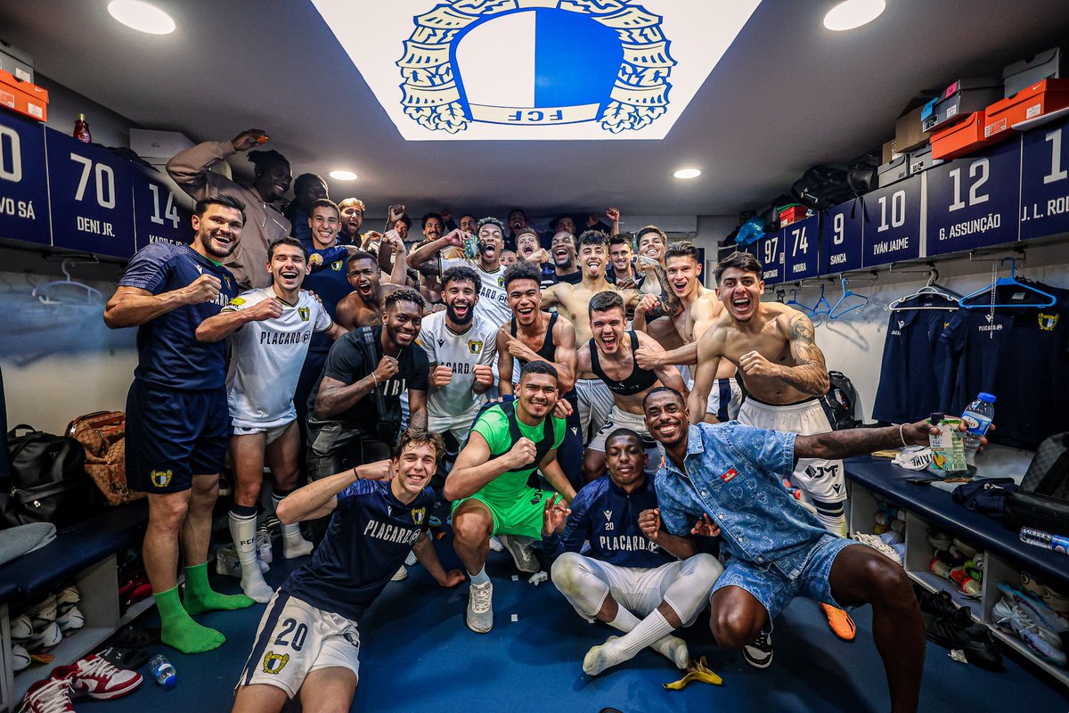 FCF1931_Oficial's tweet photo. Agora sim podem desligar a net por hoje! 💙 

⚪️🔵 #PeloNossoSímbolo #amordeperdicao #LigaPortugalBwin #FCFCSM #DiadoVilaNova https://t.co/kkxSWSwqJ5