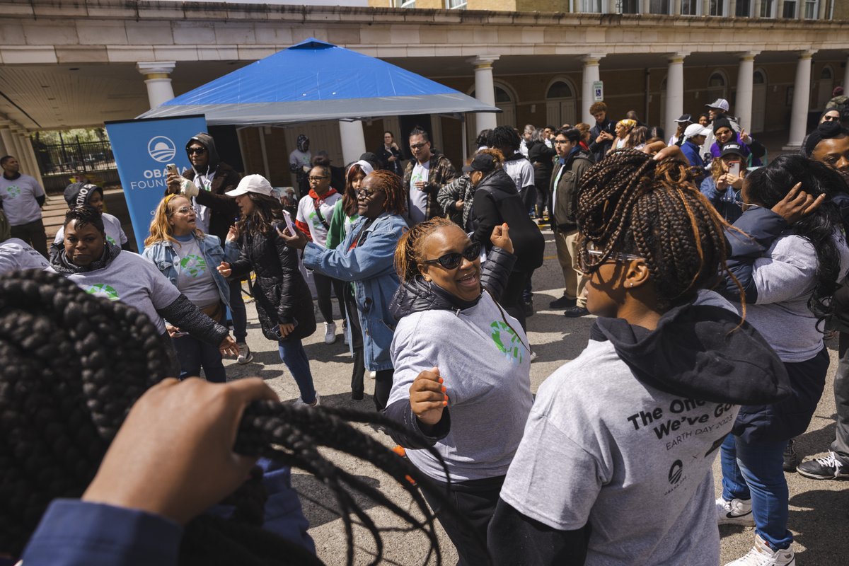 ValerieJarrett's tweet image. Growing up on the South Side, I know firsthand the importance of caring for spaces that have defined so much of its rich history. Grateful for everyone who joined us at our @ObamaFoundation day of service in Chicago.

And a special thank you to our partners at Emerald South!