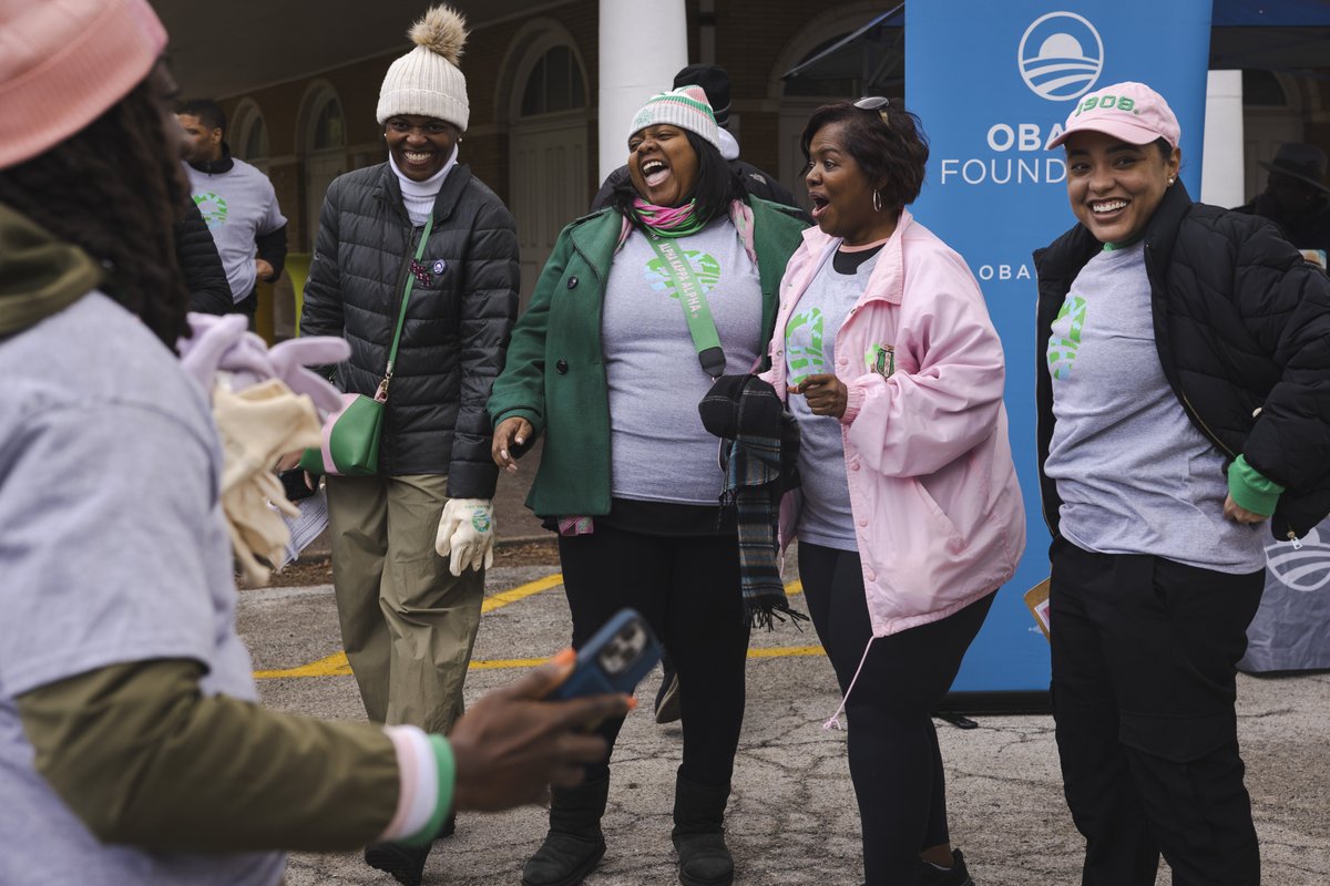 ValerieJarrett's tweet image. Growing up on the South Side, I know firsthand the importance of caring for spaces that have defined so much of its rich history. Grateful for everyone who joined us at our @ObamaFoundation day of service in Chicago.

And a special thank you to our partners at Emerald South!