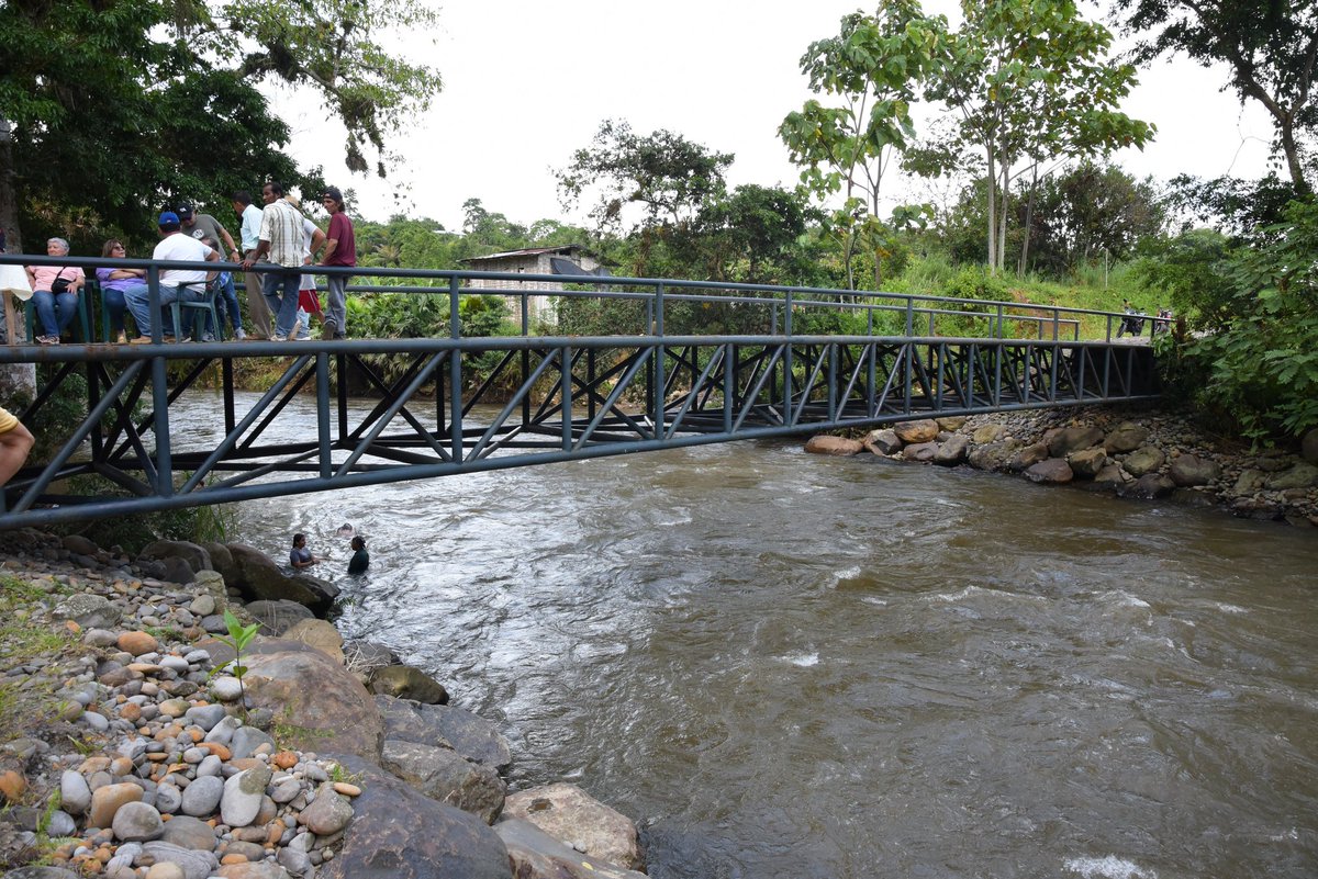 DonDavidAlava's tweet photo. Feliz de cumplir con mi gente de Crisanto Vera, ellos anhelaban un puente y hoy este dueño es una realidad, gracias también al apoyo de @EPPETROECUADOR 
El campo necesita tener buenas vías y puentes por los cuales transportar sus productos. 🌉🌳🌽🌾
¡Siempre junto a ustedes! 💪🤝 https://t.co/7jMHOYze1a