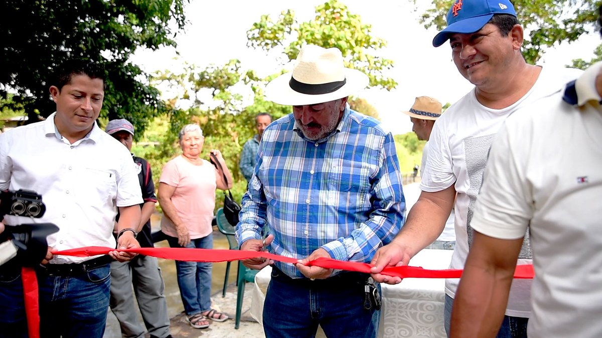 DonDavidAlava's tweet photo. Feliz de cumplir con mi gente de Crisanto Vera, ellos anhelaban un puente y hoy este dueño es una realidad, gracias también al apoyo de @EPPETROECUADOR 
El campo necesita tener buenas vías y puentes por los cuales transportar sus productos. 🌉🌳🌽🌾
¡Siempre junto a ustedes! 💪🤝 https://t.co/7jMHOYze1a