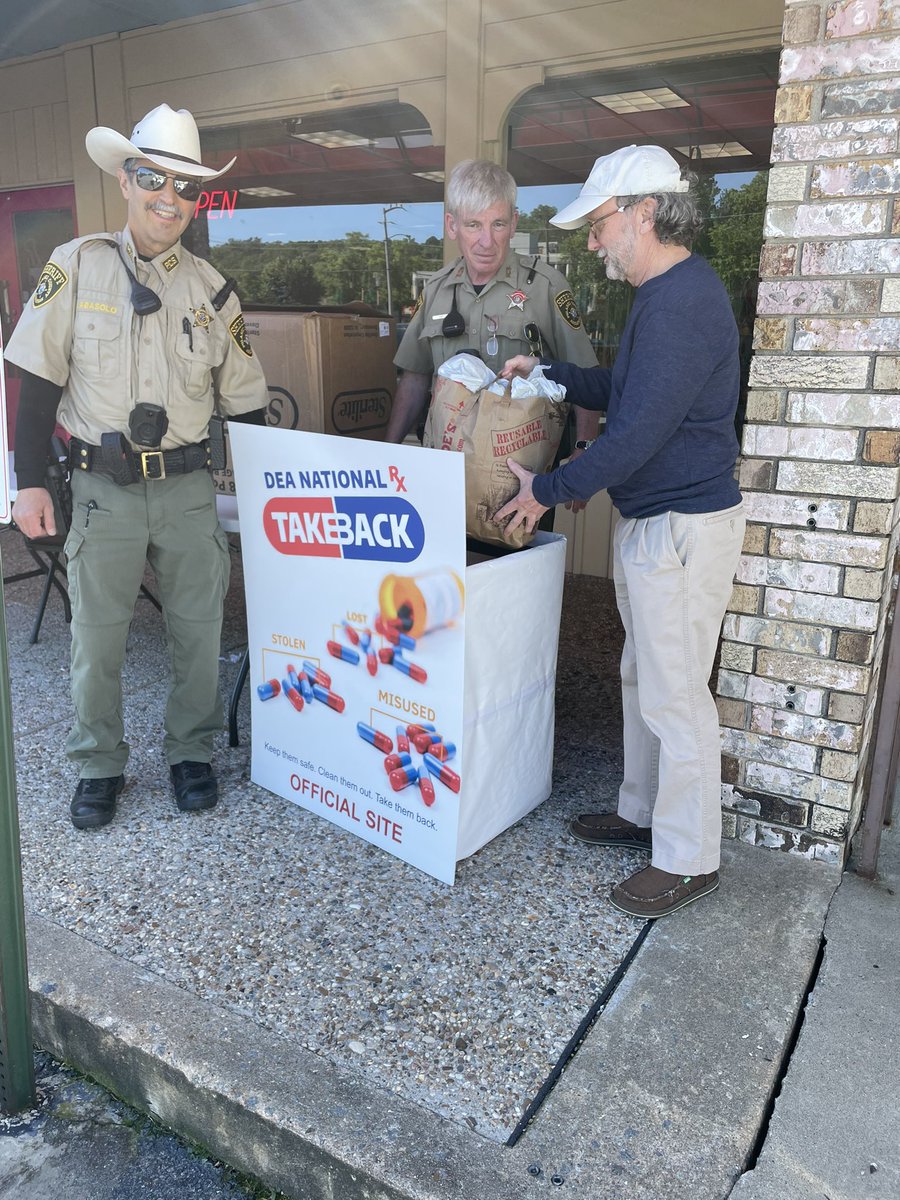 SheriffPulaski's tweet photo. Thank you Pulaski County for a successful DEA National Drug Take Back Day. Here are today’s totals:

The Pharmacy at Wellington 293.3 lbs, @RemedyDrug 133.2 lbs, and Express Rx at Otter Creek 17.4 lbs. Total collected from other locations: 2553.9 lbs. Grand Total: 2997.8 lbs. https://t.co/vvcwGoMZoX