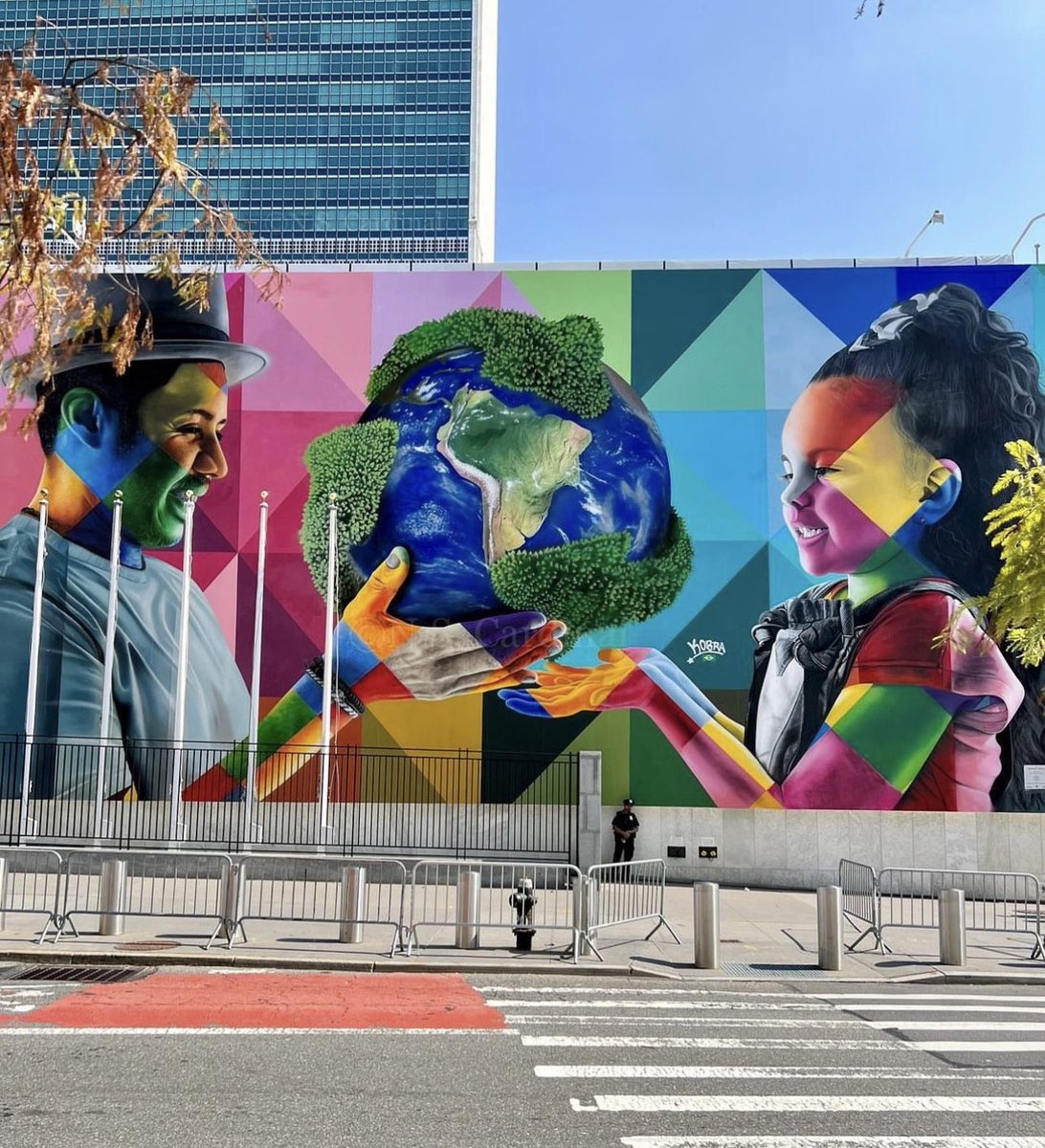 kobrastreetart's tweet photo. Dia Mundial da Terra é comemorado anualmente em 22 de abril.

Também chamado de Dia do Planeta Terra, esta é uma data para reconhecer a importância do planeta, e para refletir sobre como podemos colaborar para sua proteção.  ( mural fachada da ONU em NY ) https://t.co/USacl1088N