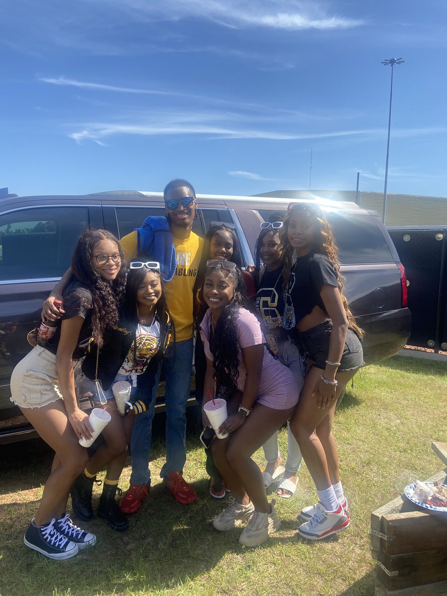 TyrickSly2's tweet photo. My good friends #gramfam #springfest2023 https://t.co/bgcRLryoAr