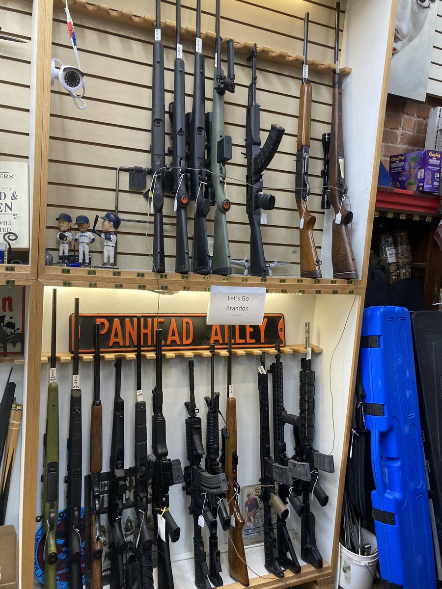 TicesonTravis's tweet photo. @TheAKGuy found this at a pawn shop, thought you might like it https://t.co/NWZla5Uk3J