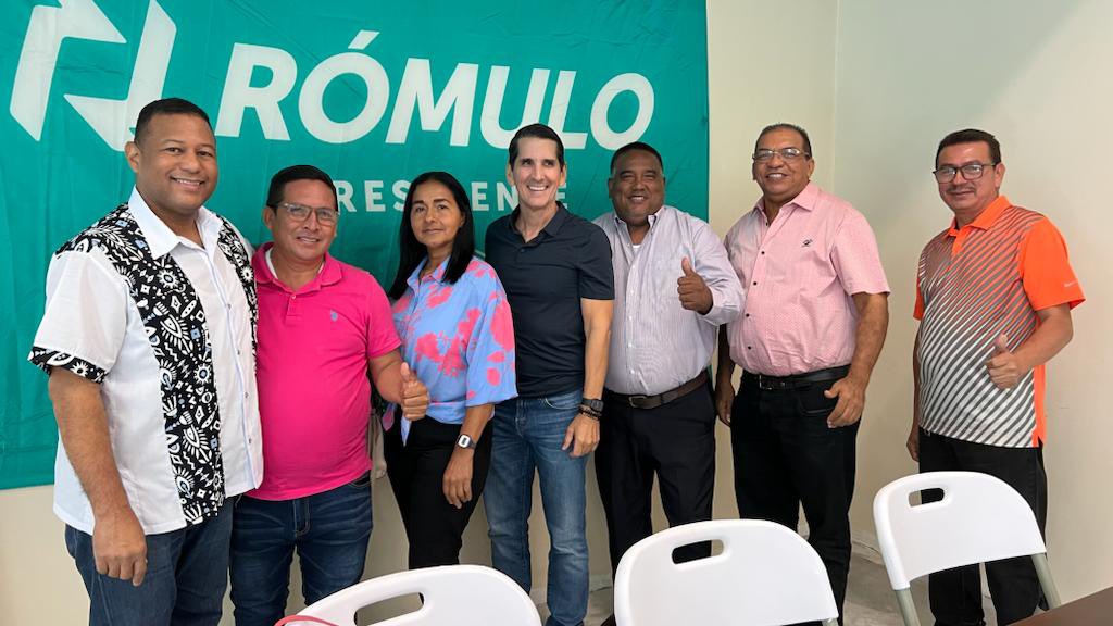 romuloroux's tweet photo. Reunión de agradecimiento y organización con nuestros convencionales del circuito 8-4. El 9 de julio vamos a definir el futuro del partido y el país. Escogiendo lo mejor para Panamá vamos a lograr que lo bueno vuelva, haciendo las cosas bien. https://t.co/VcB0PvLnaw
