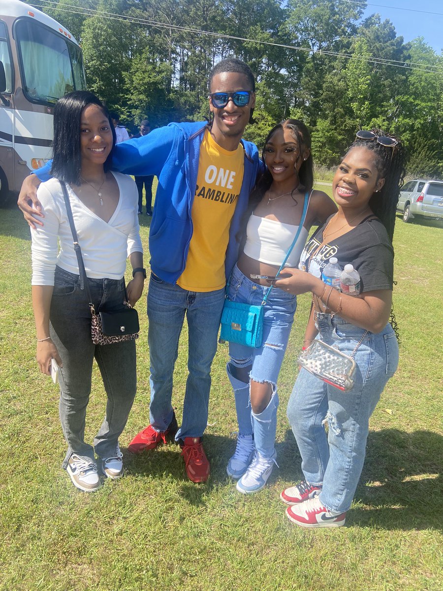 TyrickSly2's tweet photo. My other good friends #gramfam #springfest2023 https://t.co/Wo9QXM77G3