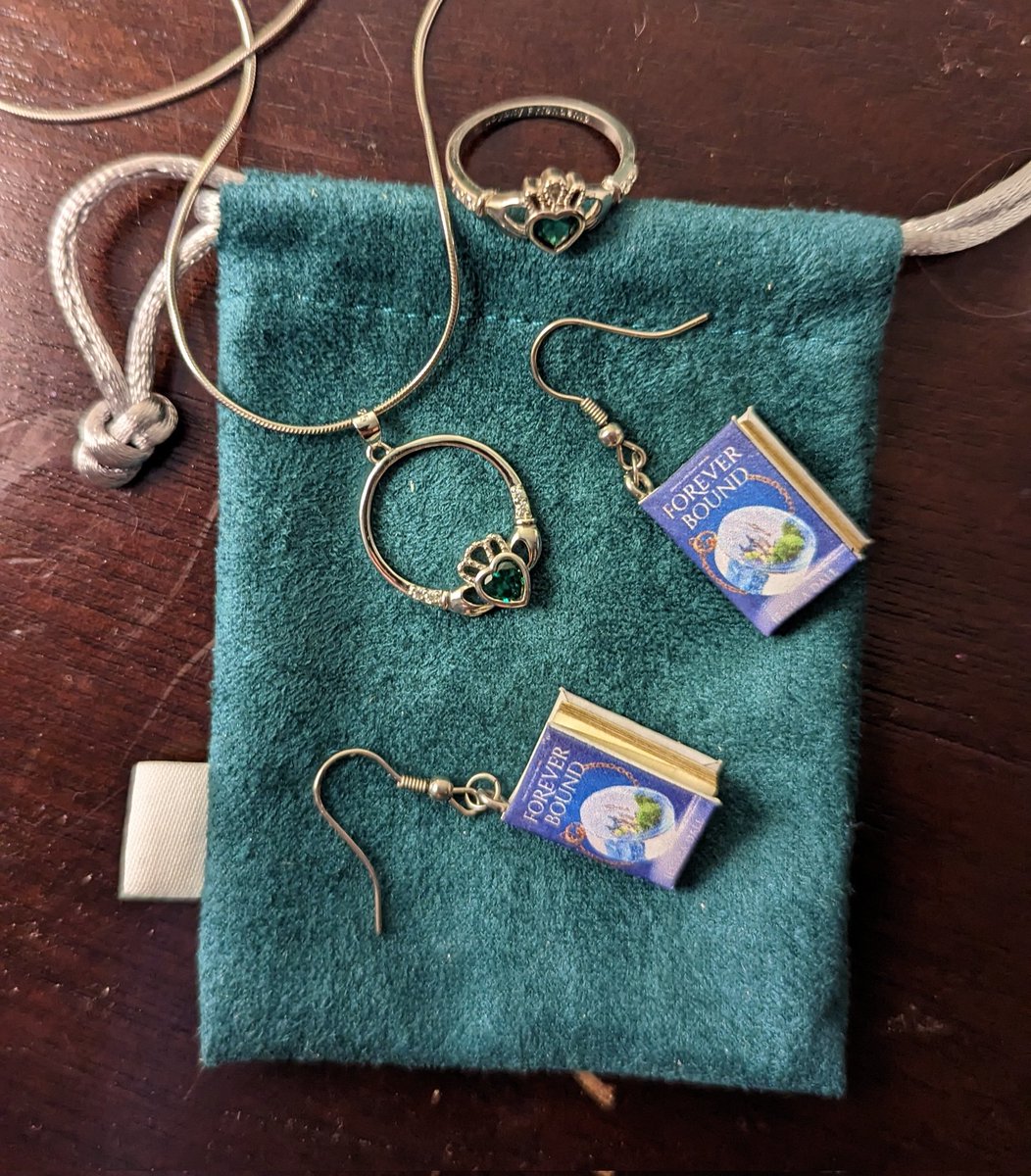 JessicaDall's tweet photo. Definitely have a theme going for the Kensington Day of the Book Festival tomorrow! If you're in the DC area, consider stopping by!

https://t.co/Y5YFoBDSzC

#authorlife #bookfestival #jewelry #foreverbound #ireland #novel https://t.co/gtQgFZmt2l