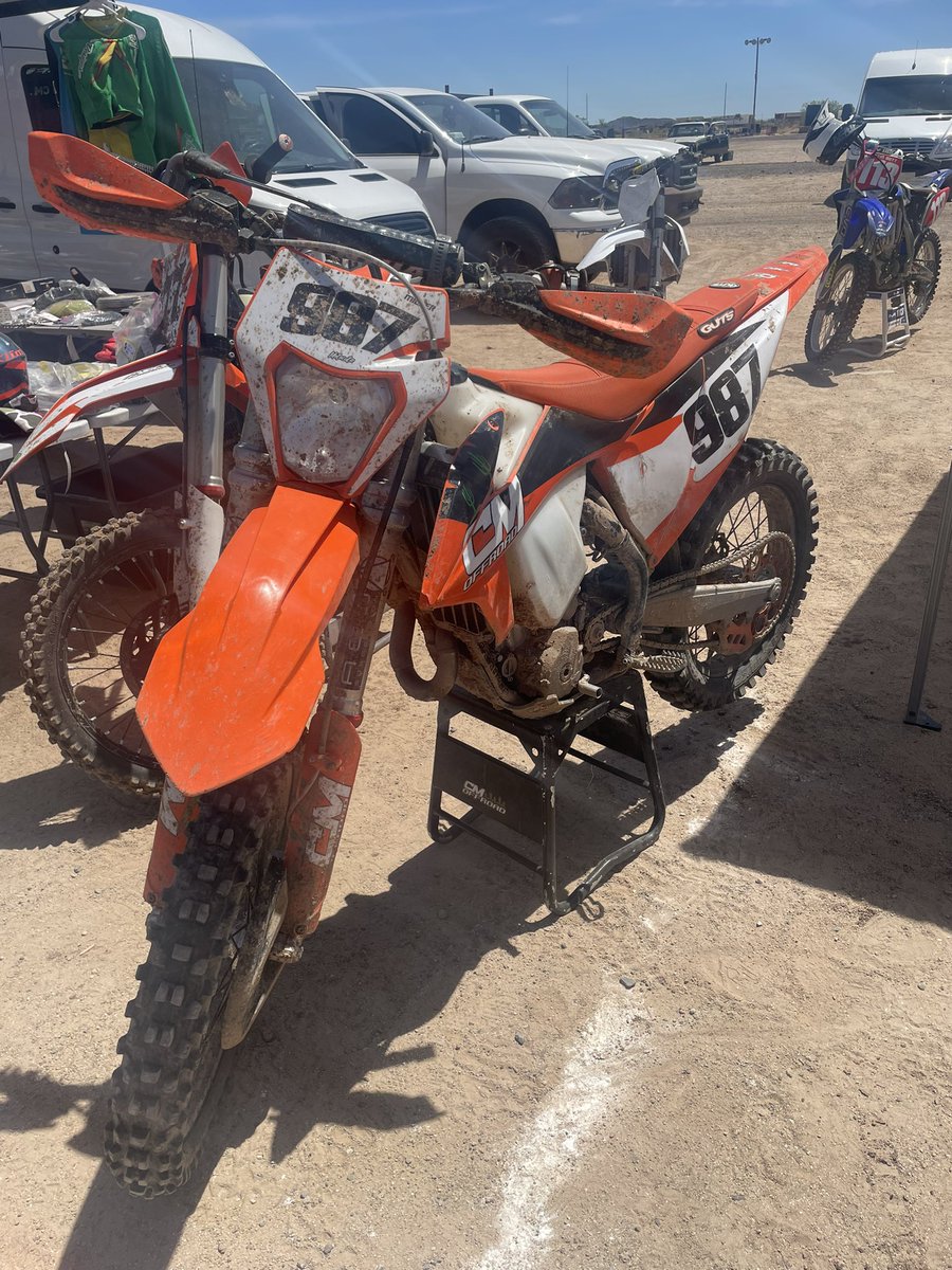 AustinBott113's tweet photo. Big headlight/350 guy at the track today 🤘🏻😂 https://t.co/mpJq2gLLtZ