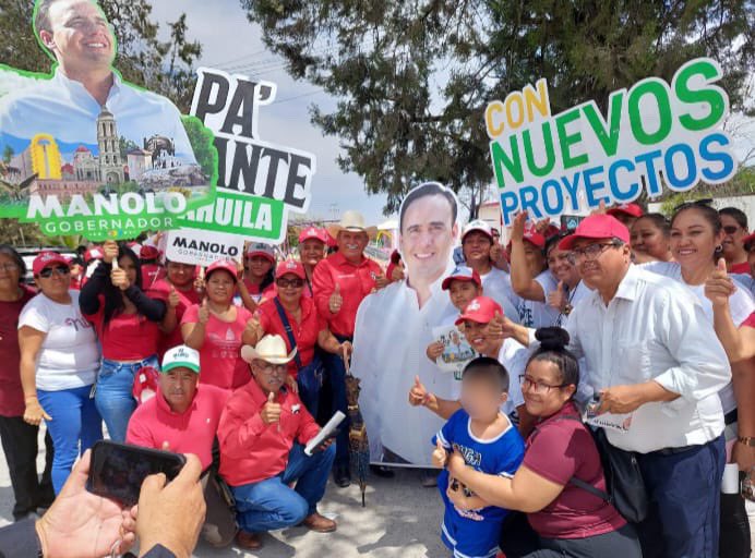 manolojim's tweet photo. Agradezco a los miles de coahuilenses que salieron hoy a los cruceros de todas las regiones de nuestro estado para la pega de calcas y para seguir compartiendo nuestras propuestas. Cada día se suma más gente a esta ola ciudadana invencible. ¡Vamos juntos por el triunfo! (1/2) https://t.co/6xCRspJtKO
