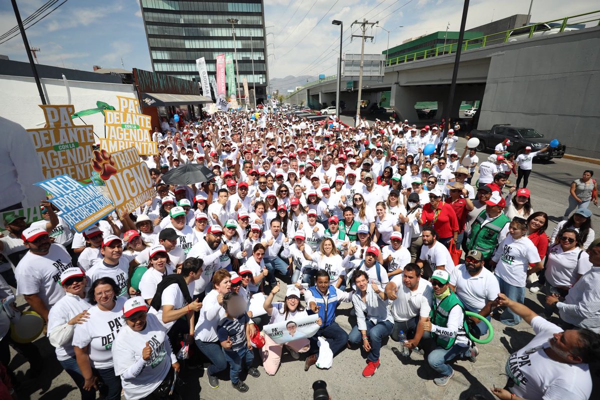 manolojim's tweet photo. Agradezco a los miles de coahuilenses que salieron hoy a los cruceros de todas las regiones de nuestro estado para la pega de calcas y para seguir compartiendo nuestras propuestas. Cada día se suma más gente a esta ola ciudadana invencible. ¡Vamos juntos por el triunfo! (1/2) https://t.co/6xCRspJtKO