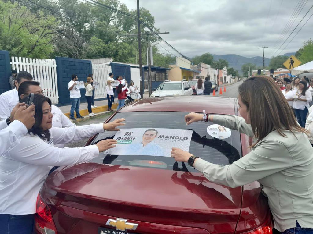 manolojim's tweet photo. Agradezco a los miles de coahuilenses que salieron hoy a los cruceros de todas las regiones de nuestro estado para la pega de calcas y para seguir compartiendo nuestras propuestas. Cada día se suma más gente a esta ola ciudadana invencible. ¡Vamos juntos por el triunfo! (1/2) https://t.co/6xCRspJtKO