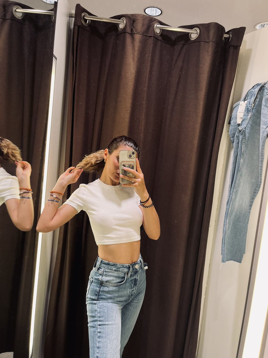 Girls, don’t walk, RUN to <a href="/ZARA/">ZARA</a> 😍
Top: 4174/330 
Jeans: 3643/017

For collabs dm or email: iuliaugc@gmail.com 

#zara #fashion #ugccontentcreator #UGCcreator #Influencer