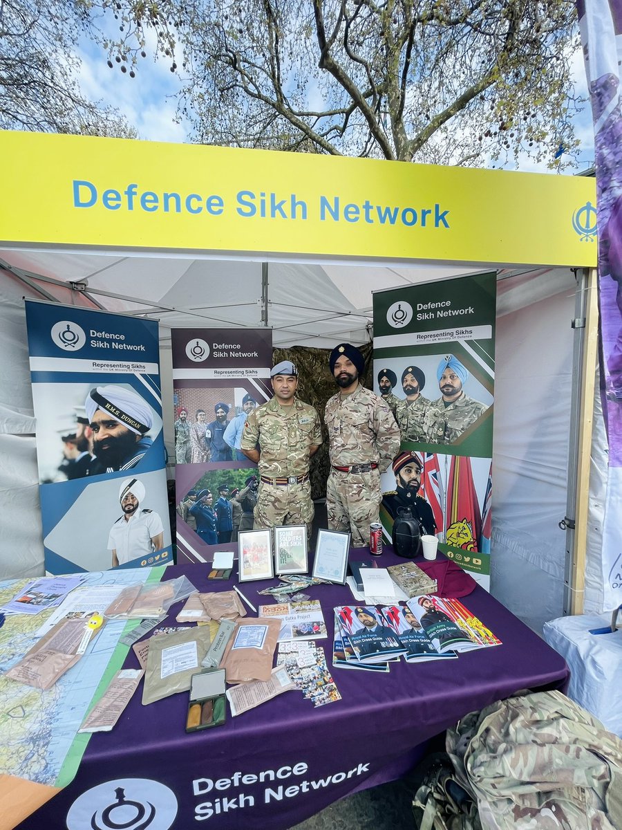 ManjitJhajj1's tweet photo. An amazing experience today to celebrate Sikh festival of Vaisakhi with members of Defence Sikh Network (DSN) at the heart of London - Trafalgar Square.#London #Vaisakhi2023 #BritishArmy #raf #Celebrations #SAAE https://t.co/fVJjD7mC9o
