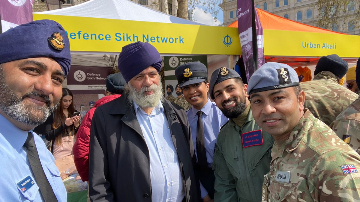 ManjitJhajj1's tweet photo. An amazing experience today to celebrate Sikh festival of Vaisakhi with members of Defence Sikh Network (DSN) at the heart of London - Trafalgar Square.#London #Vaisakhi2023 #BritishArmy #raf #Celebrations #SAAE https://t.co/fVJjD7mC9o