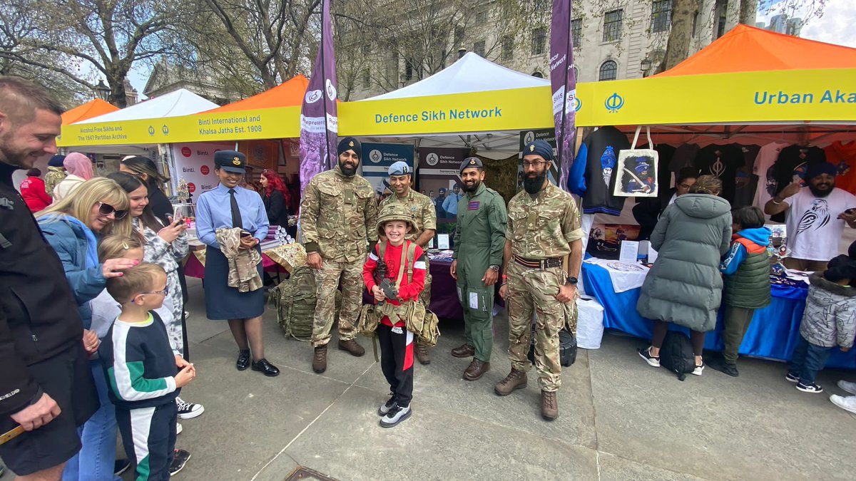 ManjitJhajj1's tweet photo. An amazing experience today to celebrate Sikh festival of Vaisakhi with members of Defence Sikh Network (DSN) at the heart of London - Trafalgar Square.#London #Vaisakhi2023 #BritishArmy #raf #Celebrations #SAAE https://t.co/fVJjD7mC9o