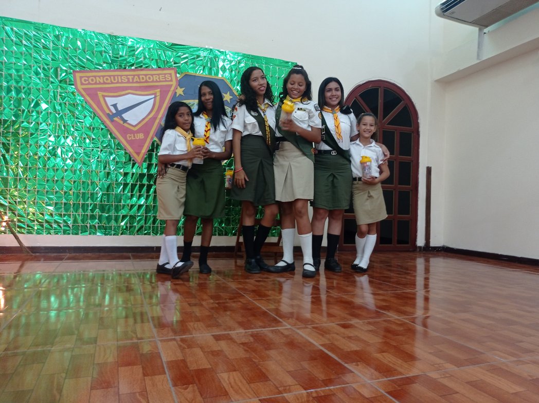 Entrega de obsequios en el recuento de camporee "SOMOS VENCEDORES" 2023